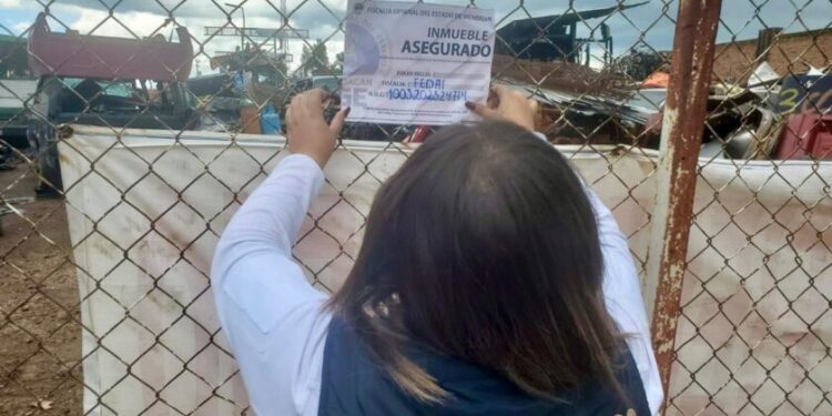 aseguran vehículos en cateo