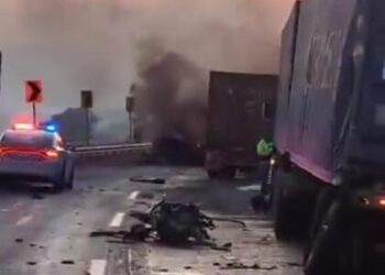 choque tráileres sobre autopista Occidente