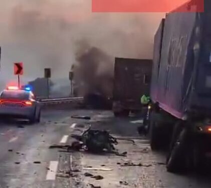 choque tráileres sobre autopista Occidente