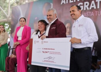 Entrega Bedolla apoyos económicos y médicos del programa Salud en tu Familia