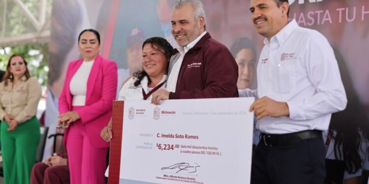 Entrega Bedolla apoyos económicos y médicos del programa Salud en tu Familia