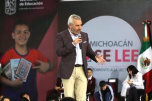 entrega de tenis a estudiantes de secundaria