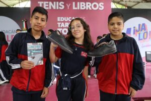 entrega de tenis a estudiantes de secundaria