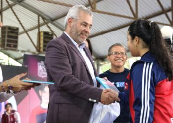 entrega de tenis a estudiantes de secundaria