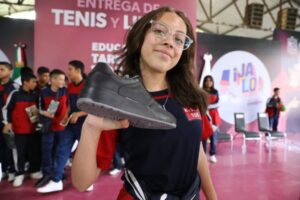 entrega de tenis a estudiantes de secundaria