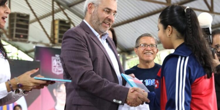 entrega de tenis a estudiantes de secundaria