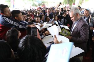 entrega de tenis a estudiantes de secundaria