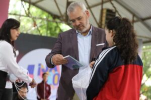 entrega de tenis a estudiantes de secundaria