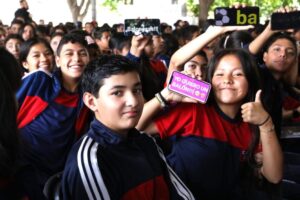 entrega de tenis a estudiantes de secundaria