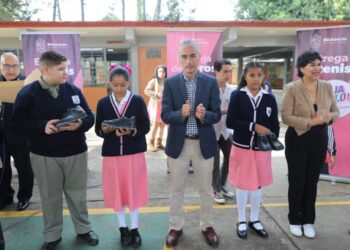 Continúa la entrega de tenis para estudiantes de secundaria