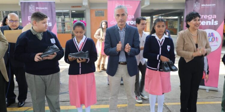 Continúa la entrega de tenis para estudiantes de secundaria