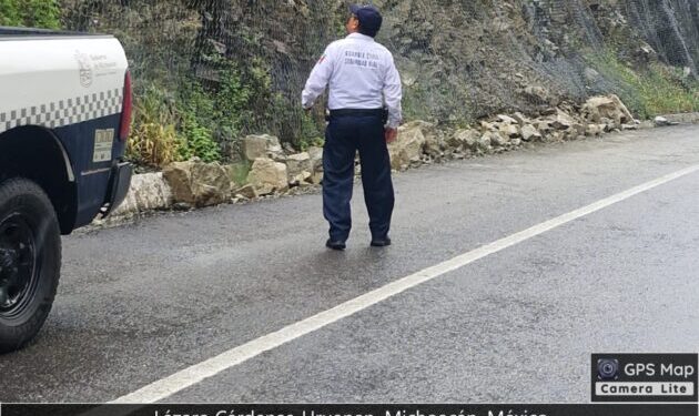 Realizan limpieza de autopista Siglo XXI por talud originado por lluvias