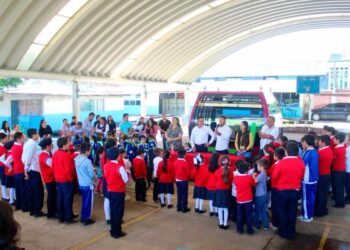 niñ@s de Uruapan conocen cabina de teleférico