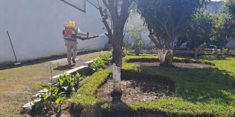 Fumigan contra el dengue los penales de Michoacán
