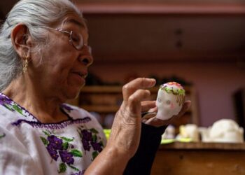 Aprende a elaborar velas, calaveritas de azúcar y artesanías de barro vidriado en este taller