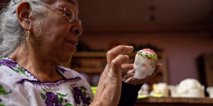Aprende a elaborar velas, calaveritas de azúcar y artesanías de barro vidriado en este taller
