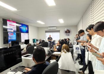 FGE lleva a cabo una jornada de vinculación académica con estudiantes de la UVAQ