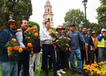 Con miles de flores de cempasúchil ayuntamiento adorna las plazas públicas-Morelia Informativo