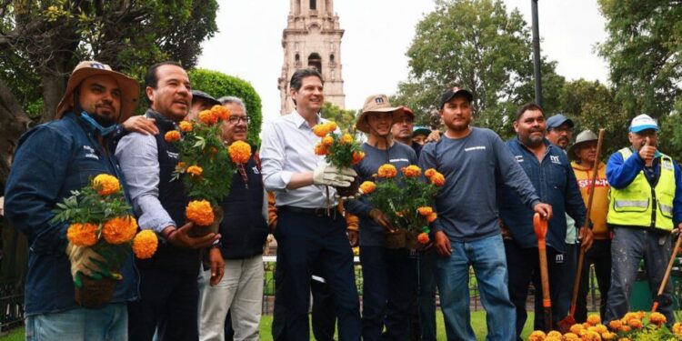 Con miles de flores de cempasúchil ayuntamiento adorna las plazas públicas-Morelia Informativo