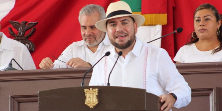 Llama Reyes Galindo a continuar con el legado y valores que dieron origen a nuestra Constitución-Morelia Informativo