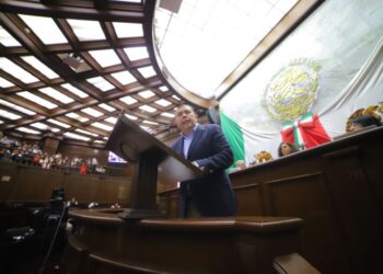 El nombre de AMLO en letras de oro en el Congreso del Estado, propone Barragán