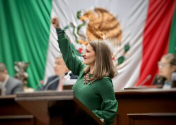 Impulsa Nalleli Pedraza escribir leyenda Claudia Sheinbaum primera presidenta de México en el muro del Congreso Michoacán