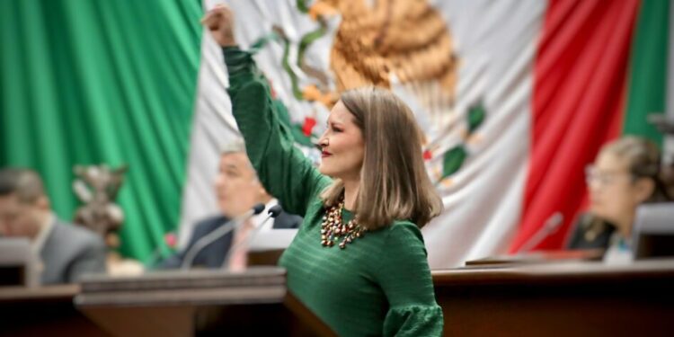 Impulsa Nalleli Pedraza escribir leyenda Claudia Sheinbaum primera presidenta de México en el muro del Congreso Michoacán