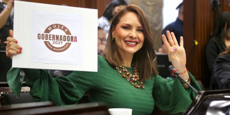 Impulsa Nalleli Pedraza escribir leyenda Claudia Sheinbaum primera presidenta de México en el muro del Congreso Michoacán