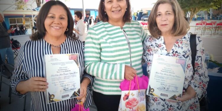 A la Maestra con Cariño: Un Homenaje a la Trayectoria Docente, Lic Lilia Barrera