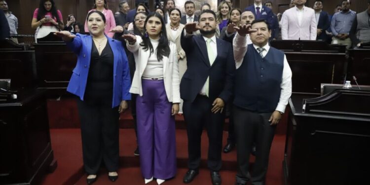 Rinden protesta nuevos funcionarios del Congreso del Estado