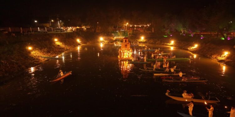 Dónde, cuándo y a qué hora ver el recorrido nocturno de canoas de Urandén; aquí te decimos