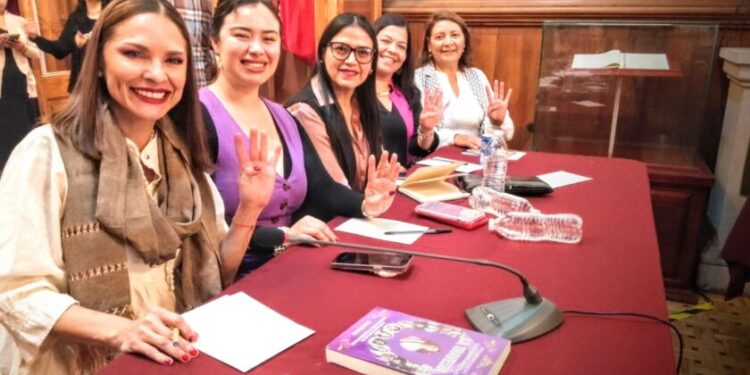 La Lic. Lilia Barrera Echeverría, regidora de Morena por Tarímbaro, durante el evento "Mujeres Transformando Michoacán" en el Congreso del estado-Morelia Informativo