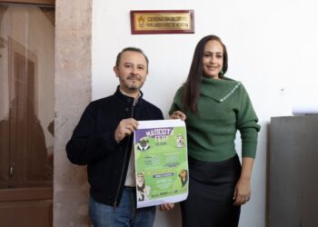 Con feria de adopción y concurso de disfraces, promueven diputados del PVEM el respeto animal .El 3 de noviembre se realizará en Morelia una pasarela de disfraces de mascotas con acciones para socializar la denuncia del maltrato animal. Morelia, Michoacán a 25 de octubre de 2024.- Es busca de promover la adopción de animales rescatados e informar a la población sobre la importancia de la denuncia de casos de maltrato animal, la Coordinación Parlamentaria del Partido Verde Ecologista de México (PVEM) en Michoacán, prepara la 3° edición del Mascota Fest en Morelia. La coordinadora del grupo parlamentario, Sandra Arreola Ruíz comentó que, el evento a realizarse el 3 de noviembre en el boulevard García de León a partir de las 10 de la mañana, contará con la presencia de personal de la Fiscalía Especializada en Protección Animal y será un espacio de aplicación de vacunas antirrábicas. Recordó que, en la entidad se tiene vigente una ley que establece las penas para aquellas personas que incurren en delitos en contra del bienestar animal, la cual fue presentada por el dirigente del PVEM en Michoacán, Ernesto Núñez Aguilar, pero que es importante dale seguimiento y difusión a esos trabajos, de manera que la población conozca los procesos de denuncia y se cree una conciencia social en contra de este tipo de delitos. “Es importante informar a la población sobre la ley y los procesos, porque mucha gente vemos perritos en la azotea o que viven en el descuido y no sabemos cómo denunciar o tememos que esto nos pueda meter en algún problema y es importante que se informe a la ciudadanía para no ser indolentes ante este tipo de casos”, expuso la legisladora. A decir del regidor, Fausto Vallejo Mora el tema del respeto y cuidado animal, “es un tema de ley y de socialización a la ciudadanía, pero hay casos de gente que rescata perros y gatos y los pone en una casa y ya es un tema de salud, no se trata solo de eso, este tipo de eventos, que son más familiares, coadyuvan a que se vea hasta donde podemos actuar. Es un tema que se tiene que tratar con seriedad desde nuestra trinchera como diputados y con apoyo de las dependencias como la de medio ambiente y la fiscalía”, dijo en rueda de prensa. En el marco del Mascota Fest, se contará con la presencia de asociaciones de rescate animal con animalitos para adopción, además de la dispersión de más de un centenar de vacunas antirrábicas y premios para aquellos que se inscriban al concurso de disfraces de las mascotas. En busca de generar apoyos para las asociaciones de rescate y cuidado animal, la inscripción al evento consta de la donación de 50 pesos o 2 kilogramos de croquetas, los cuales se pueden entregar de forma previa o el día del evento. Habrá premios para los tres primeros lugares y un reconocimiento especial al perro rescatado que porte el mejor disfraz.-Morelia Informativo