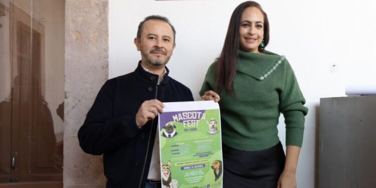 Con feria de adopción y concurso de disfraces, promueven diputados del PVEM el respeto animal .El 3 de noviembre se realizará en Morelia una pasarela de disfraces de mascotas con acciones para socializar la denuncia del maltrato animal. Morelia, Michoacán a 25 de octubre de 2024.- Es busca de promover la adopción de animales rescatados e informar a la población sobre la importancia de la denuncia de casos de maltrato animal, la Coordinación Parlamentaria del Partido Verde Ecologista de México (PVEM) en Michoacán, prepara la 3° edición del Mascota Fest en Morelia. La coordinadora del grupo parlamentario, Sandra Arreola Ruíz comentó que, el evento a realizarse el 3 de noviembre en el boulevard García de León a partir de las 10 de la mañana, contará con la presencia de personal de la Fiscalía Especializada en Protección Animal y será un espacio de aplicación de vacunas antirrábicas. Recordó que, en la entidad se tiene vigente una ley que establece las penas para aquellas personas que incurren en delitos en contra del bienestar animal, la cual fue presentada por el dirigente del PVEM en Michoacán, Ernesto Núñez Aguilar, pero que es importante dale seguimiento y difusión a esos trabajos, de manera que la población conozca los procesos de denuncia y se cree una conciencia social en contra de este tipo de delitos. “Es importante informar a la población sobre la ley y los procesos, porque mucha gente vemos perritos en la azotea o que viven en el descuido y no sabemos cómo denunciar o tememos que esto nos pueda meter en algún problema y es importante que se informe a la ciudadanía para no ser indolentes ante este tipo de casos”, expuso la legisladora. A decir del regidor, Fausto Vallejo Mora el tema del respeto y cuidado animal, “es un tema de ley y de socialización a la ciudadanía, pero hay casos de gente que rescata perros y gatos y los pone en una casa y ya es un tema de salud, no se trata solo de eso, este tipo de eventos, que son más familiares, coadyuvan a que se vea hasta donde podemos actuar. Es un tema que se tiene que tratar con seriedad desde nuestra trinchera como diputados y con apoyo de las dependencias como la de medio ambiente y la fiscalía”, dijo en rueda de prensa. En el marco del Mascota Fest, se contará con la presencia de asociaciones de rescate animal con animalitos para adopción, además de la dispersión de más de un centenar de vacunas antirrábicas y premios para aquellos que se inscriban al concurso de disfraces de las mascotas. En busca de generar apoyos para las asociaciones de rescate y cuidado animal, la inscripción al evento consta de la donación de 50 pesos o 2 kilogramos de croquetas, los cuales se pueden entregar de forma previa o el día del evento. Habrá premios para los tres primeros lugares y un reconocimiento especial al perro rescatado que porte el mejor disfraz.-Morelia Informativo