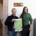 Con feria de adopción y concurso de disfraces, promueven diputados del PVEM el respeto animal .El 3 de noviembre se realizará en Morelia una pasarela de disfraces de mascotas con acciones para socializar la denuncia del maltrato animal. Morelia, Michoacán a 25 de octubre de 2024.- Es busca de promover la adopción de animales rescatados e informar a la población sobre la importancia de la denuncia de casos de maltrato animal, la Coordinación Parlamentaria del Partido Verde Ecologista de México (PVEM) en Michoacán, prepara la 3° edición del Mascota Fest en Morelia. La coordinadora del grupo parlamentario, Sandra Arreola Ruíz comentó que, el evento a realizarse el 3 de noviembre en el boulevard García de León a partir de las 10 de la mañana, contará con la presencia de personal de la Fiscalía Especializada en Protección Animal y será un espacio de aplicación de vacunas antirrábicas. Recordó que, en la entidad se tiene vigente una ley que establece las penas para aquellas personas que incurren en delitos en contra del bienestar animal, la cual fue presentada por el dirigente del PVEM en Michoacán, Ernesto Núñez Aguilar, pero que es importante dale seguimiento y difusión a esos trabajos, de manera que la población conozca los procesos de denuncia y se cree una conciencia social en contra de este tipo de delitos. “Es importante informar a la población sobre la ley y los procesos, porque mucha gente vemos perritos en la azotea o que viven en el descuido y no sabemos cómo denunciar o tememos que esto nos pueda meter en algún problema y es importante que se informe a la ciudadanía para no ser indolentes ante este tipo de casos”, expuso la legisladora. A decir del regidor, Fausto Vallejo Mora el tema del respeto y cuidado animal, “es un tema de ley y de socialización a la ciudadanía, pero hay casos de gente que rescata perros y gatos y los pone en una casa y ya es un tema de salud, no se trata solo de eso, este tipo de eventos, que son más familiares, coadyuvan a que se vea hasta donde podemos actuar. Es un tema que se tiene que tratar con seriedad desde nuestra trinchera como diputados y con apoyo de las dependencias como la de medio ambiente y la fiscalía”, dijo en rueda de prensa. En el marco del Mascota Fest, se contará con la presencia de asociaciones de rescate animal con animalitos para adopción, además de la dispersión de más de un centenar de vacunas antirrábicas y premios para aquellos que se inscriban al concurso de disfraces de las mascotas. En busca de generar apoyos para las asociaciones de rescate y cuidado animal, la inscripción al evento consta de la donación de 50 pesos o 2 kilogramos de croquetas, los cuales se pueden entregar de forma previa o el día del evento. Habrá premios para los tres primeros lugares y un reconocimiento especial al perro rescatado que porte el mejor disfraz.-Morelia Informativo