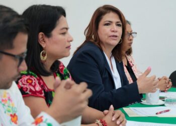 Emplazada 76 Legislatura a responder a las comunidades indígenas: Fabiola Alanís Buscaremos que se multipliquen los saberes, la multiculturalidad y la esencia que nos dio origen, adelantó Morelia, Mich., a 25 de Octubre de 2024.- Como diputadas y diputados locales estamos emplazadas y emplazados a responder a las comunidades indígenas por obligación, pero también por convicción, afirmó la presidenta de la Junta de Coordinación Política del Congreso del Estado, Fabiola Alanís Sámano. Durante la instalación formal de la Comisión de Derechos Indígenas y Afromexicanos de la 76 Legislatura, la también coordinadora del Grupo Parlamentario de Morena expuso que dicha comisión encabezada por Eréndira Isauro Hernández e integrada también por Conrado Paz Torres, es esencialmente relevante, pertinente y de agenda nacional, en esta perspectiva de justicia social para los pueblos indígenas y comunidades afromexicanas. Declaró que como integrantes del Poder Legislativo están emplazadas y emplazados en la responsabilidad que han adquirido para hacer lo que les corresponde, incluso, compartió que en esta materia hay una iniciativa de reforma que ingresó hace unos días al Pleno del congreso michoacano, que incorpora el formato de reconocimiento al autogobierno y que tiene la esencia de la reforma nacional, que es de avanzada en la región latinoamericana, porque promueve que se multipliquen los saberes, la multiculturalidad y las raíces que nos dieron origen como nación. Alanís Sámano declaró que, por sus raíces, contexto, formación y acción en las causas de la gente más vulnerable, la legisladora Eréndira Isauro realizará un trabajo excepcional, respaldada por el conocimiento que tiene desde lo local en estas comunidades el diputado Conrado Paz, quienes además cuentan con el compromiso del gobernador Alfredo Ramírez Bedolla, por lo que hay garantía de que se tomarán acciones que cambiarán el rumbo del estado-Morelia Informativo