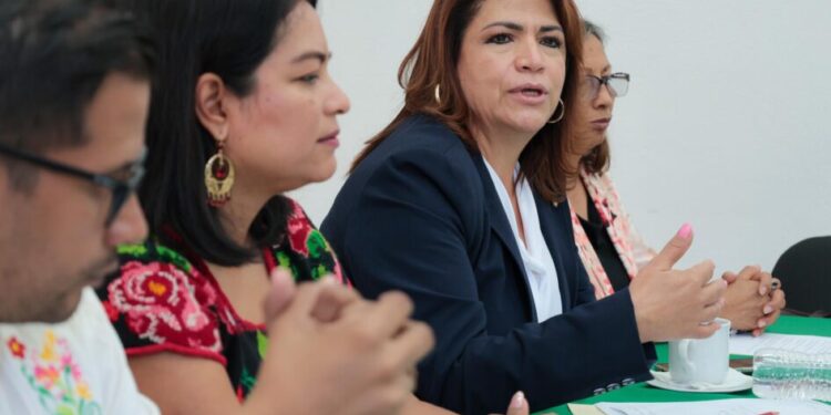 Emplazada 76 Legislatura a responder a las comunidades indígenas: Fabiola Alanís Buscaremos que se multipliquen los saberes, la multiculturalidad y la esencia que nos dio origen, adelantó Morelia, Mich., a 25 de Octubre de 2024.- Como diputadas y diputados locales estamos emplazadas y emplazados a responder a las comunidades indígenas por obligación, pero también por convicción, afirmó la presidenta de la Junta de Coordinación Política del Congreso del Estado, Fabiola Alanís Sámano. Durante la instalación formal de la Comisión de Derechos Indígenas y Afromexicanos de la 76 Legislatura, la también coordinadora del Grupo Parlamentario de Morena expuso que dicha comisión encabezada por Eréndira Isauro Hernández e integrada también por Conrado Paz Torres, es esencialmente relevante, pertinente y de agenda nacional, en esta perspectiva de justicia social para los pueblos indígenas y comunidades afromexicanas. Declaró que como integrantes del Poder Legislativo están emplazadas y emplazados en la responsabilidad que han adquirido para hacer lo que les corresponde, incluso, compartió que en esta materia hay una iniciativa de reforma que ingresó hace unos días al Pleno del congreso michoacano, que incorpora el formato de reconocimiento al autogobierno y que tiene la esencia de la reforma nacional, que es de avanzada en la región latinoamericana, porque promueve que se multipliquen los saberes, la multiculturalidad y las raíces que nos dieron origen como nación. Alanís Sámano declaró que, por sus raíces, contexto, formación y acción en las causas de la gente más vulnerable, la legisladora Eréndira Isauro realizará un trabajo excepcional, respaldada por el conocimiento que tiene desde lo local en estas comunidades el diputado Conrado Paz, quienes además cuentan con el compromiso del gobernador Alfredo Ramírez Bedolla, por lo que hay garantía de que se tomarán acciones que cambiarán el rumbo del estado-Morelia Informativo