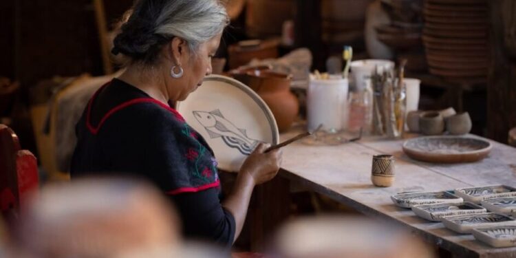 Esta Semana de Muertos crea tu pieza de barro blanco en este taller de Tzintzuntzan-Morelia Informativo