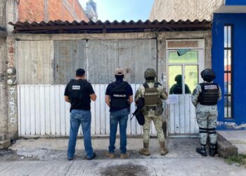FGE detiene a dos hermanos y asegura 925 dosis de narcótico, tras ejecutar cateo en la colonia Gertrudis Sánchez