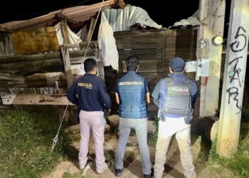 En cateo, asegura Fiscalía General inmueble relacionado en conductas ilícitas y recupera 8 vehículos con reporte de robo y alteraciones en sus medios