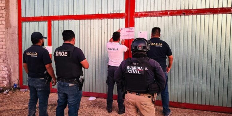 FGE asegura bodega relacionada en conductas ilícitas y recupera tractocamión y un semiremolque