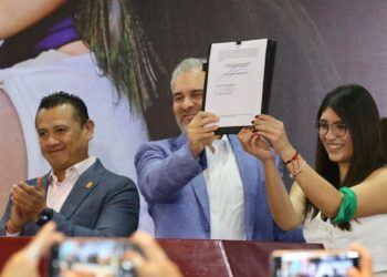 Con firma de decreto se materializa derecho a decidir de las mujeres: Bedolla