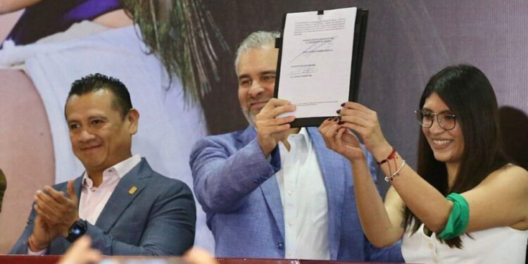 Con firma de decreto se materializa derecho a decidir de las mujeres: Bedolla