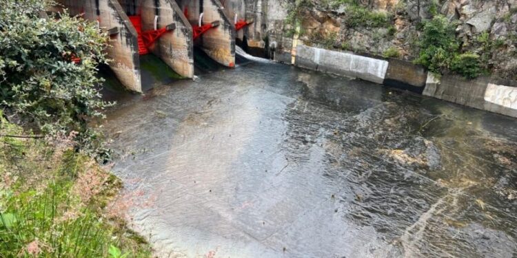 detienen desfogue de Presa de Cointzio