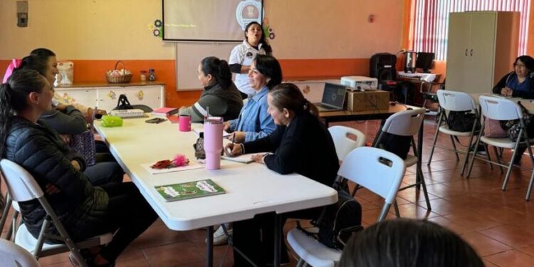 Imparte FGE taller de control de emociones a personal docente de un preescolar en Zitácuaro