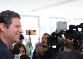 Urge Alfonso Martínez a detractores a ponerse a trabajar