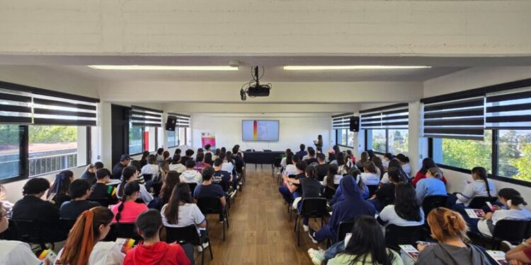 Imparte CJIM pláticas sobre violencia en el noviazgo a estudiantes de preparatoria y licenciatura en Morelia