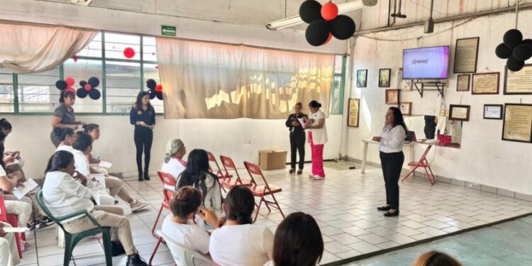 Lleva CJIM Uruapan pláticas a usuarias y mujeres privadas de su libertad en materia de prevención del cáncer de mama