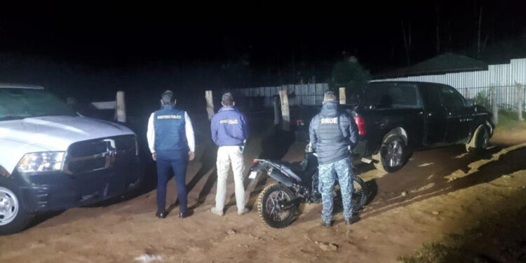 FGE asegura en cateo, inmueble relacionado en conductas ilícitas y recupera tres vehículos con alteraciones en sus medios