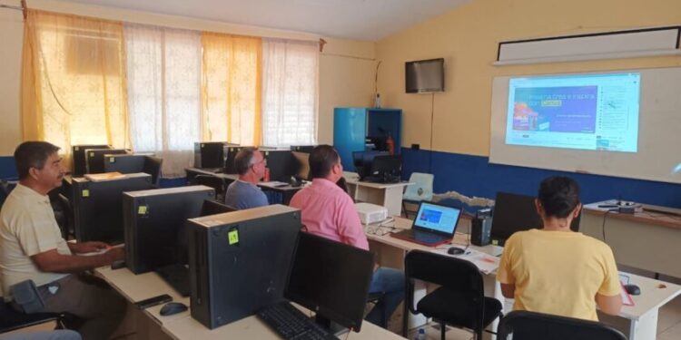 Comunidad del Cecytem accede a herramientas de diseño profesional